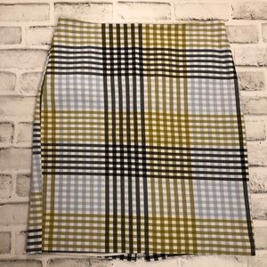 Ann Taylor plaid pencil skirt. Size 8.